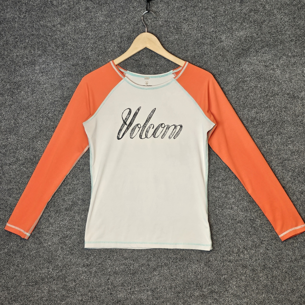 Iconic Style: Volcom Contrast Sleeve Rashguard for Water Sports‎